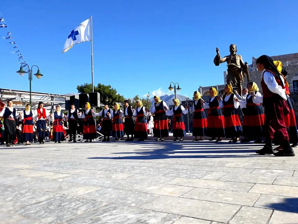 Χορευτές με παραδοσιακές φορεσιές στην πλατεία της Αρεόπολης.