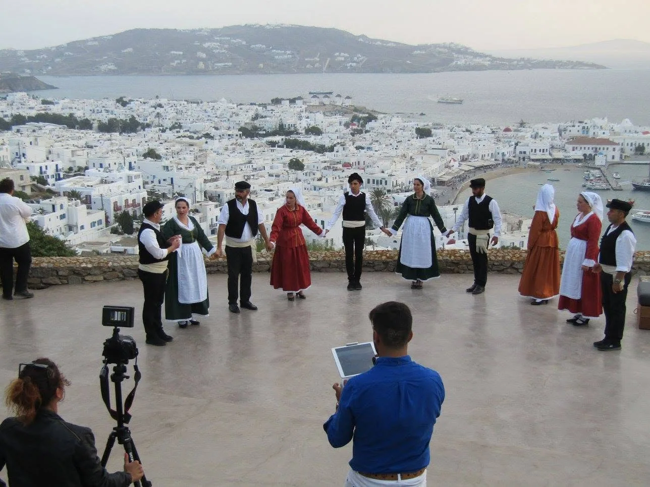 Παραδοσιακό χορευτικό σύνολο στη Μύκονο κατά τη διάρκεια τηλεοπτικού γυρίσματος.